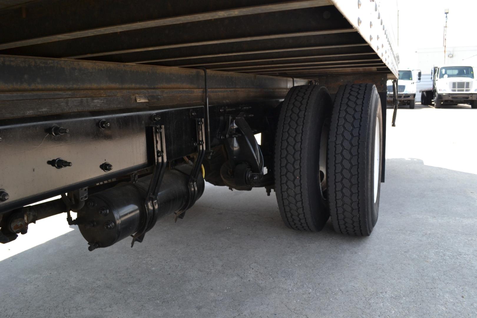 2017 WHITE /BLACK FREIGHTLINER M2-106 with an CUMMINS ISB 6.7L 220HP engine, ALLISON 2200RDS AUTOMATIC transmission, located at 9172 North Fwy, Houston, TX, 77037, (713) 910-6868, 29.887470, -95.411903 - 26,000LB GVWR NON CDL, MORGAN 26FT BOX, 13'1FT CLEARANCE, 103" X 102", MAXON 3,000LB CAPACITY ALUMINUM LIFT GATE, AIR RIDE, 80 GALLON FUAL TANK, COLD A/C , CRUISE CONTROL, BENCH SEAT, E-TRACKS - Photo#9